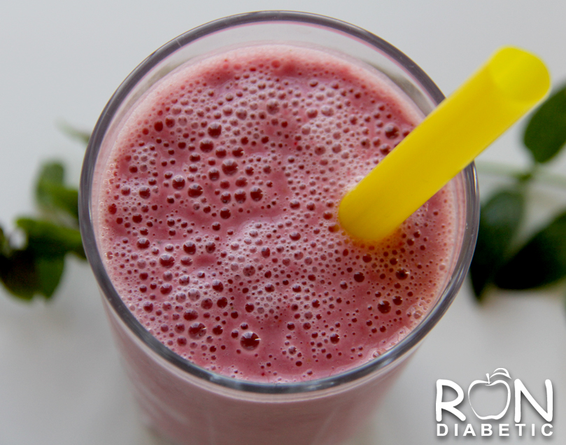 Малиновый сыроедческий молочный коктейль