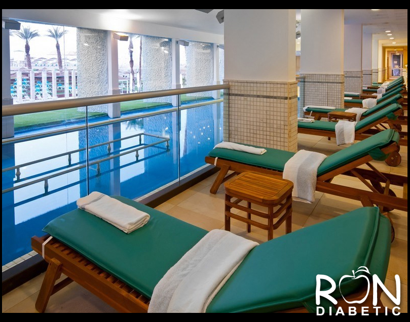 Закрытый, подогреваемый бассейн с водой Мертвого моря где есть возможность расслабиться и отдохнуть на мягких лежаках