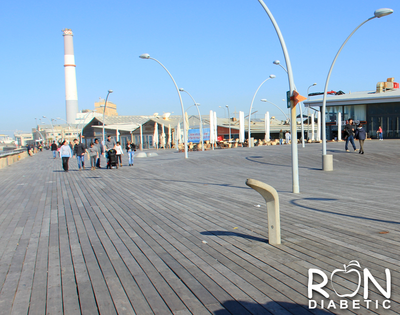 Широкая деревянная набережная.Старый порт. Тель-Авив