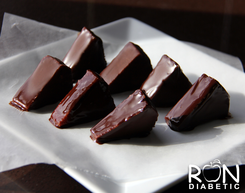 Ананас в шоколаде на пергаментной бумаге