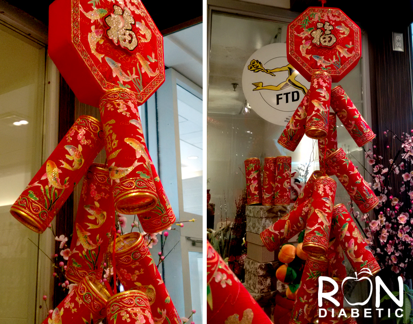 Витрины магазинов празднично украшены