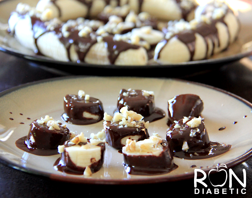 Десерт из банана и домашнего шоколада посыпанный грецким орехом