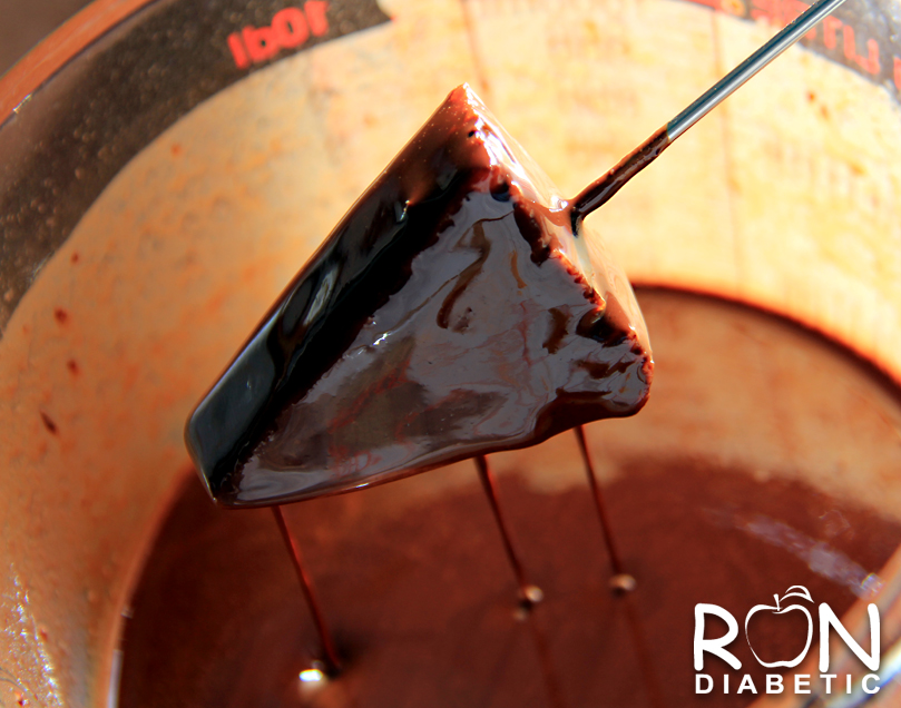 обмакиваем фрукты/ягоды в шоколад