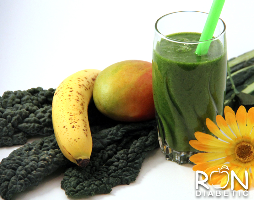 Зеленый коктейль с манго и тосканской листовой капустой кале
