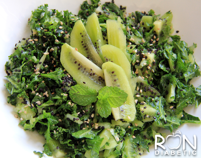Салат из кудрявой капусты кале с киви и сельдереем
