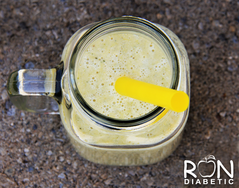 Очень сытный и вкусный фруктовый смузи из апельсина, банана и семян конопли