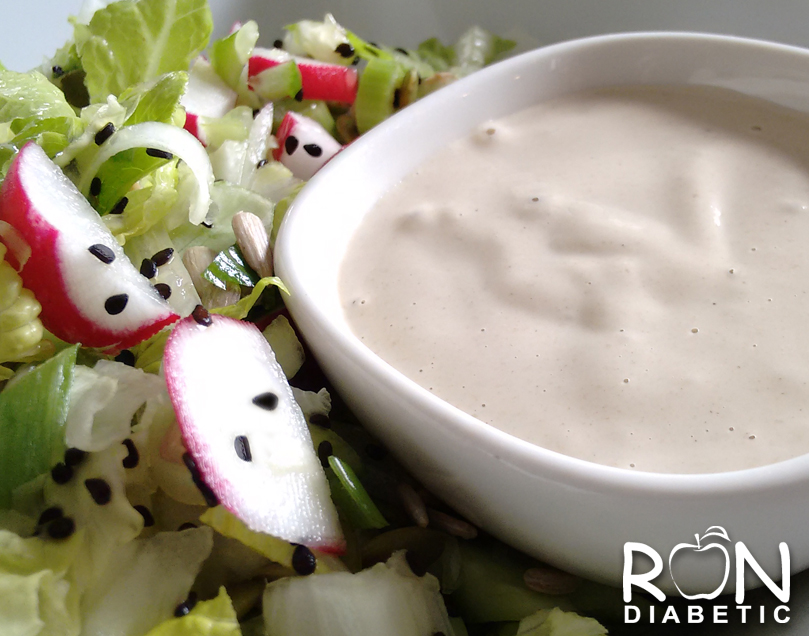 Домашняя заправка для салата из кунжутной пасты (тахини)